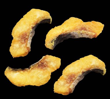 Kızarmış fileto balığı kırpma yolu ile izole edilmiş, siyah arka planda gölge yok.