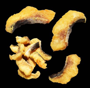 Kızarmış fileto balığı kırpma yolu ile izole edilmiş, siyah arka planda gölge yok.