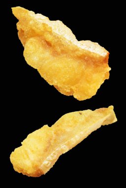 Kızarmış fileto balığı kırpma yolu ile izole edilmiş, siyah arka planda gölge yok.