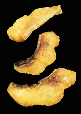 Kızarmış fileto balığı kırpma yolu ile izole edilmiş, siyah arka planda gölge yok.