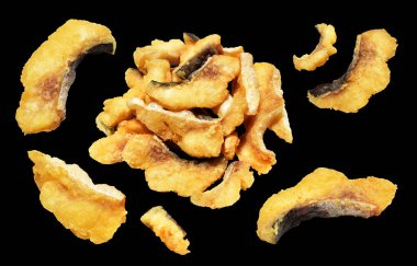 Kızarmış fileto balığı kırpma yolu ile izole edilmiş, siyah arka planda gölge yok.