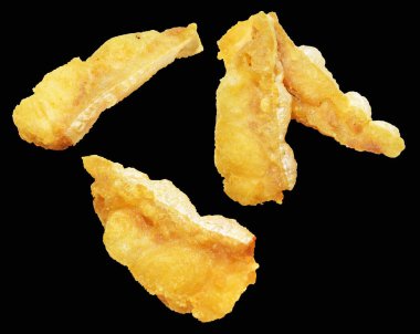 Kızarmış fileto balığı kırpma yolu ile izole edilmiş, siyah arka planda gölge yok.