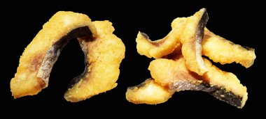 Kızarmış fileto balığı kırpma yolu ile izole edilmiş, siyah arka planda gölge yok.