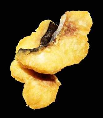 Kızarmış fileto balığı kırpma yolu ile izole edilmiş, siyah arka planda gölge yok.