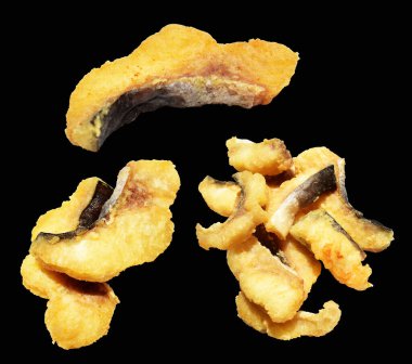 Kızarmış fileto balığı kırpma yolu ile izole edilmiş, siyah arka planda gölge yok.