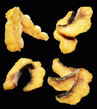 Kızarmış fileto balığı kırpma yolu ile izole edilmiş, siyah arka planda gölge yok.