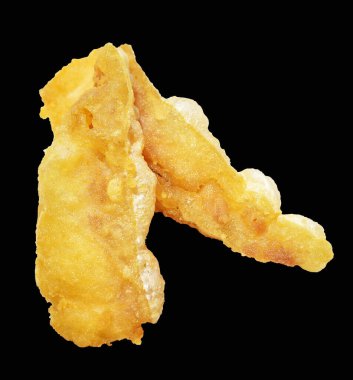 Kızarmış fileto balığı kırpma yolu ile izole edilmiş, siyah arka planda gölge yok.