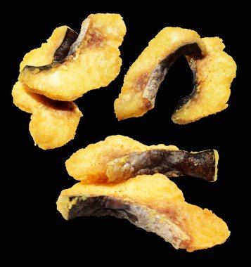 Kızarmış fileto balığı kırpma yolu ile izole edilmiş, siyah arka planda gölge yok.