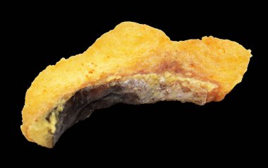 Kızarmış fileto balığı kırpma yolu ile izole edilmiş, siyah arka planda gölge yok.