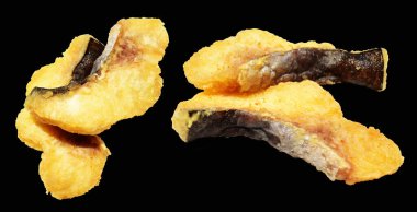 Kızarmış fileto balığı kırpma yolu ile izole edilmiş, siyah arka planda gölge yok.