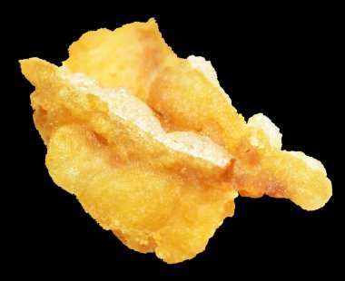 Kızarmış fileto balığı kırpma yolu ile izole edilmiş, siyah arka planda gölge yok.