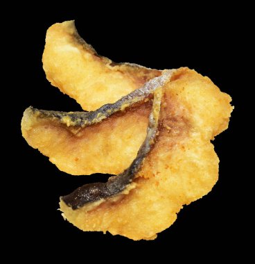 Kızarmış fileto balığı kırpma yolu ile izole edilmiş, siyah arka planda gölge yok.