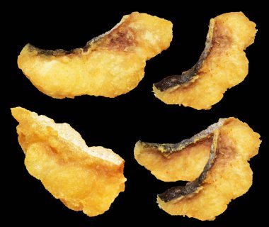 Kızarmış fileto balığı kırpma yolu ile izole edilmiş, siyah arka planda gölge yok.