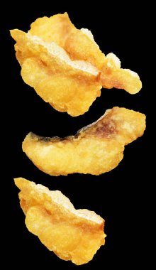 Kızarmış fileto balığı kırpma yolu ile izole edilmiş, siyah arka planda gölge yok.