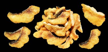 Kızarmış fileto balığı kırpma yolu ile izole edilmiş, siyah arka planda gölge yok.