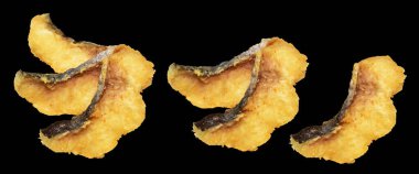 Kızarmış fileto balığı kırpma yolu ile izole edilmiş, siyah arka planda gölge yok.