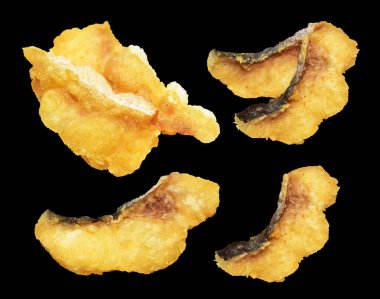 Kızarmış fileto balığı kırpma yolu ile izole edilmiş, siyah arka planda gölge yok.