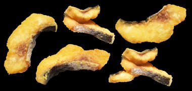 Kızarmış fileto balığı kırpma yolu ile izole edilmiş, siyah arka planda gölge yok.