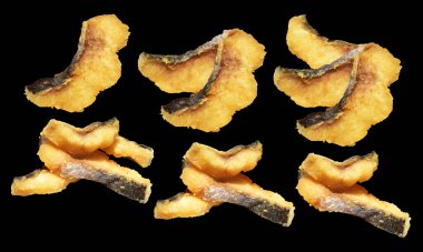 Kızarmış fileto balığı kırpma yolu ile izole edilmiş, siyah arka planda gölge yok.