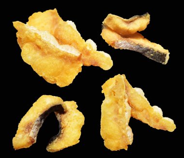 Kızarmış fileto balığı kırpma yolu ile izole edilmiş, siyah arka planda gölge yok.