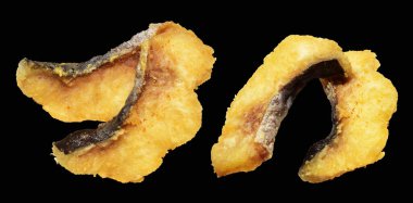 Kızarmış fileto balığı kırpma yolu ile izole edilmiş, siyah arka planda gölge yok.