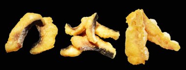 Kızarmış fileto balığı kırpma yolu ile izole edilmiş, siyah arka planda gölge yok.