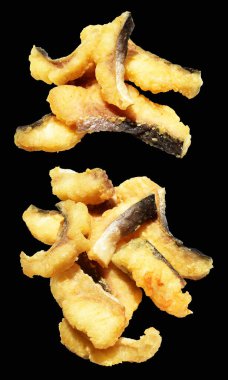 Kızarmış fileto balığı kırpma yolu ile izole edilmiş, siyah arka planda gölge yok.