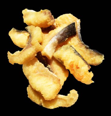 Kızarmış fileto balığı kırpma yolu ile izole edilmiş, siyah arka planda gölge yok.