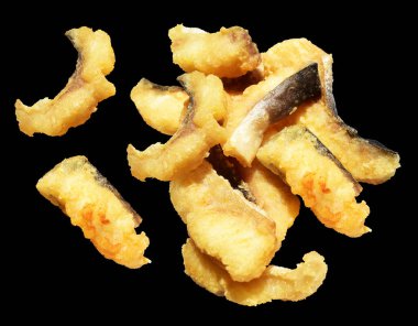 Kızarmış fileto balığı kırpma yolu ile izole edilmiş, siyah arka planda gölge yok.