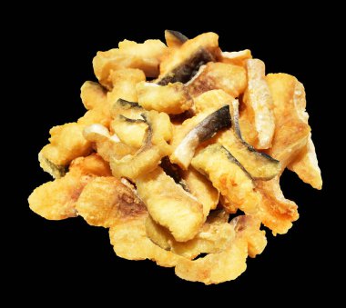 Kızarmış fileto balığı kırpma yolu ile izole edilmiş, siyah arka planda gölge yok.