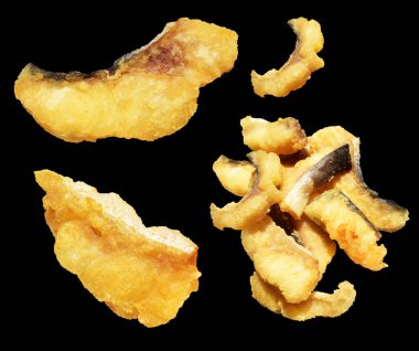 Kızarmış fileto balığı kırpma yolu ile izole edilmiş, siyah arka planda gölge yok.