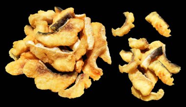 Kızarmış fileto balığı kırpma yolu ile izole edilmiş, siyah arka planda gölge yok.