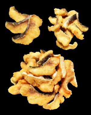 Kızarmış fileto balığı kırpma yolu ile izole edilmiş, siyah arka planda gölge yok.