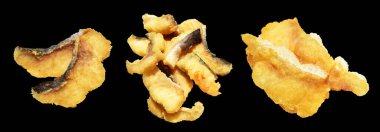 Kızarmış fileto balığı kırpma yolu ile izole edilmiş, siyah arka planda gölge yok.