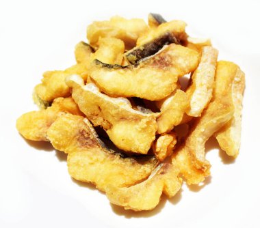 Beyaz arka planda izole edilmiş kızarmış fileto parçaları, güneşli ve gölgeli pişirme arka planı.