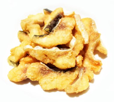 Beyaz arka planda izole edilmiş kızarmış fileto parçaları, güneşli ve gölgeli pişirme arka planı.