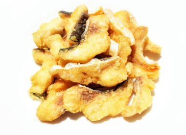 Beyaz arka planda izole edilmiş kızarmış fileto parçaları, güneşli ve gölgeli pişirme arka planı.