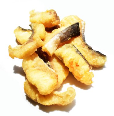 Beyaz arka planda izole edilmiş kızarmış fileto parçaları, güneşli ve gölgeli pişirme arka planı.