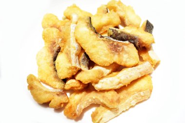 Beyaz arka planda izole edilmiş kızarmış fileto parçaları, güneşli ve gölgeli pişirme arka planı.