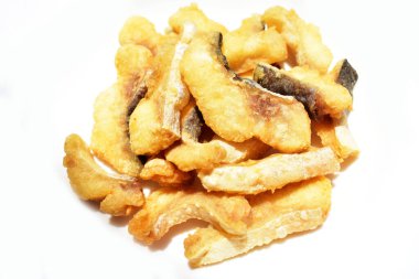 Beyaz arka planda izole edilmiş kızarmış fileto parçaları, güneşli ve gölgeli pişirme arka planı.