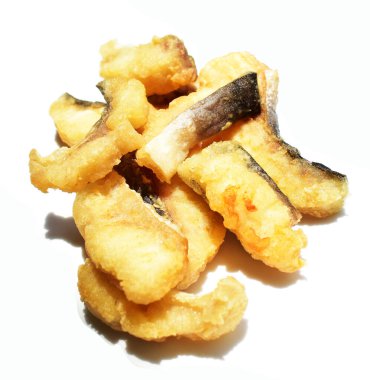 Beyaz arka planda izole edilmiş kızarmış fileto parçaları, güneşli ve gölgeli pişirme arka planı.