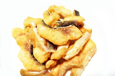 Beyaz arka planda izole edilmiş kızarmış fileto parçaları, güneşli ve gölgeli pişirme arka planı.