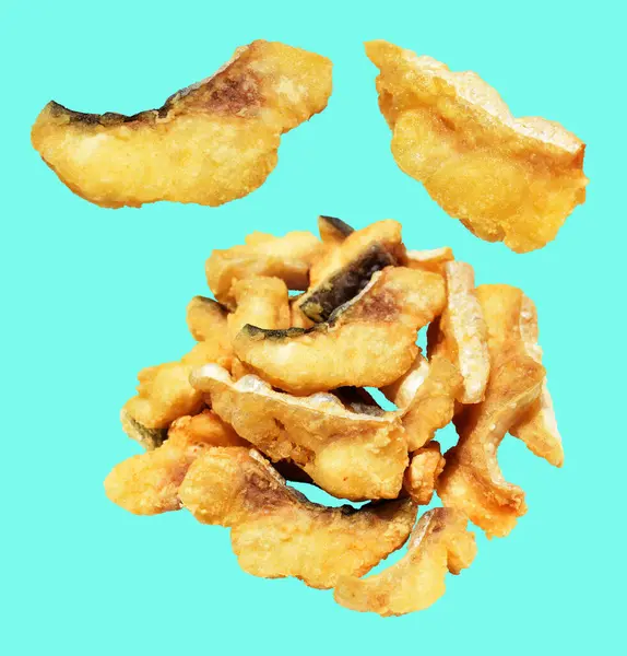 Kızarmış fileto balığı kırpma yolu ile izole edilmiş, yeşil arka planda gölge yok.