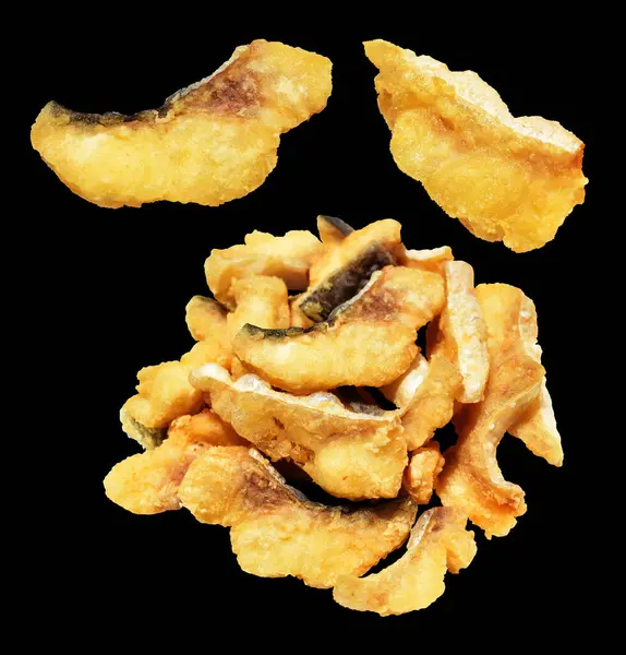 Kızarmış fileto balığı kırpma yolu ile izole edilmiş, siyah arka planda gölge yok.