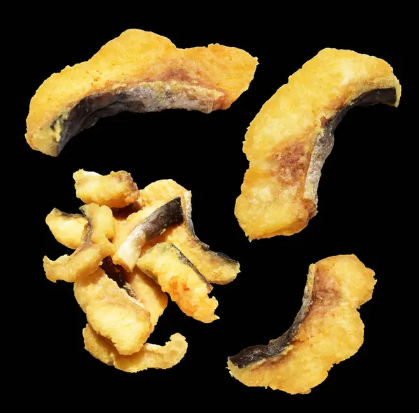 Kızarmış fileto balığı kırpma yolu ile izole edilmiş, siyah arka planda gölge yok.