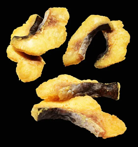 Kızarmış fileto balığı kırpma yolu ile izole edilmiş, siyah arka planda gölge yok.