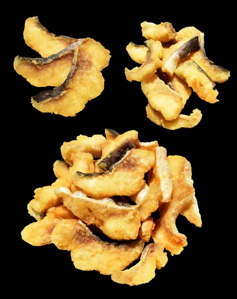 Kızarmış fileto balığı kırpma yolu ile izole edilmiş, siyah arka planda gölge yok.