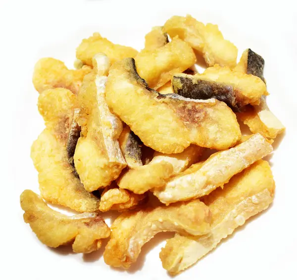 Beyaz arka planda izole edilmiş kızarmış fileto parçaları, güneşli ve gölgeli pişirme arka planı.