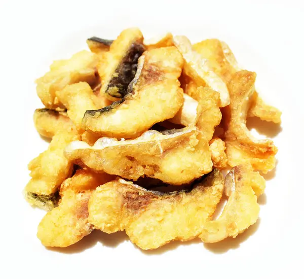 Beyaz arka planda izole edilmiş kızarmış fileto parçaları, güneşli ve gölgeli pişirme arka planı.