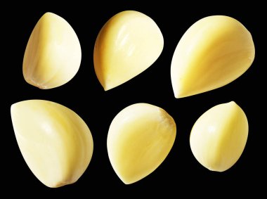 Soyulmuş bütün sarımsak eldivenleri kırpma yolu ile izole edilmiş, siyah arka planda gölge yok.